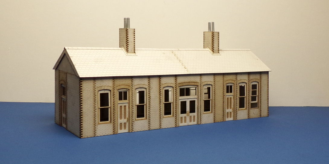 B 70-21 O gauge Early 20th century country Railway Station type 1
 LCC bundle early 20th century country railway station. Building size 392mm x 108mm with gabled roof. Assembly and some trimming of parts required.